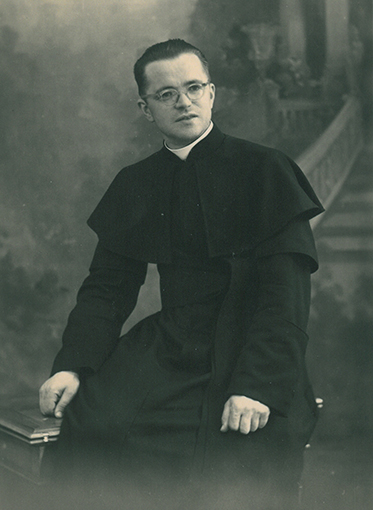 Ksiądz Bronisław Wiater (1910-1963), duszpasterz polonijny we Francji, założyciel i dyrektor Polskiego Gimnazjum Królowej Apostołów w Chevilly, superior regii francuskiej 1946-1949, redaktor prasy katolickiej