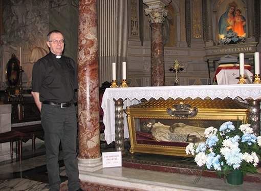 Ksiądz dr Stanisław Tylus przy relikwiach św. Wincentego Pallottiego w kościele SS. Salvatore in Onda przy via dei Pettinari w Rzymie